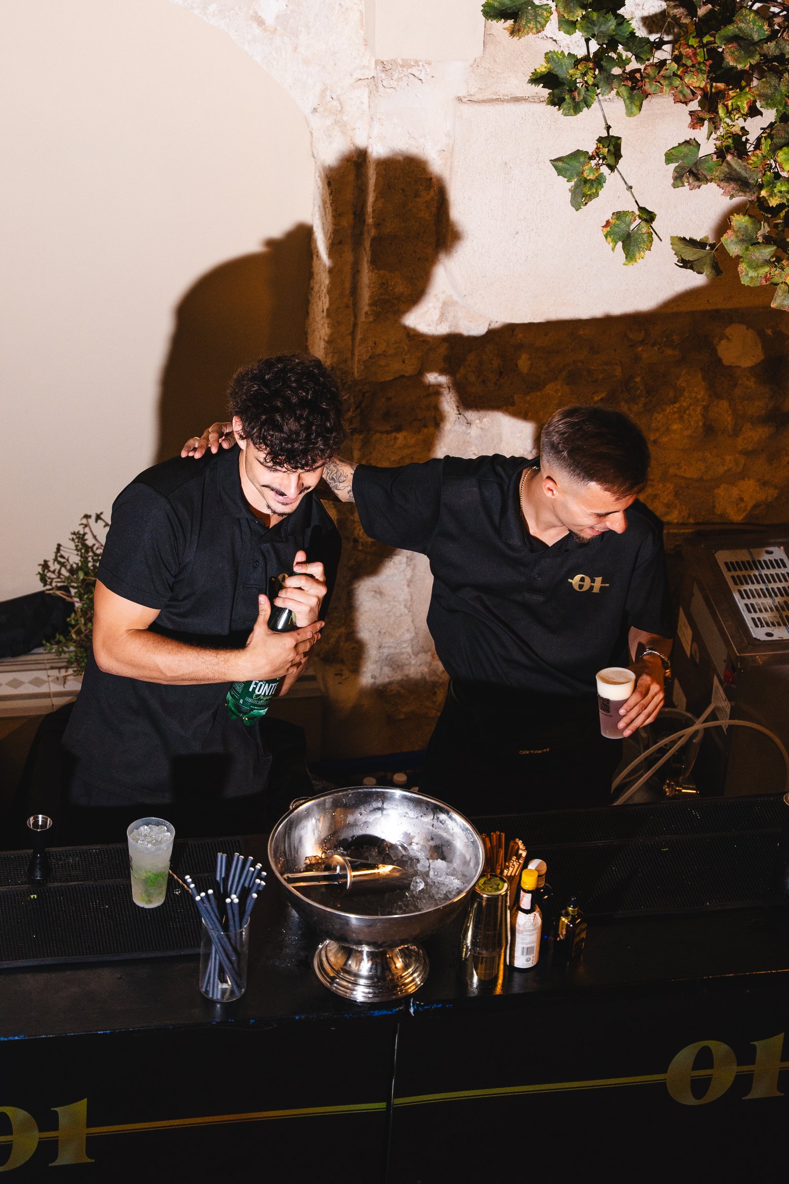 Equipo de OnlyOne Drinks en barra durante un evento en Cas Català, Mallorca